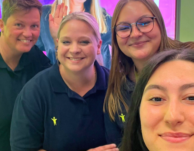 4 Frauen machen ein Selfie mit ComTS Merchandise