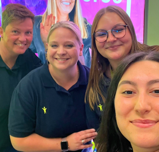 4 Frauen machen ein Selfie mit ComTS Merchandise